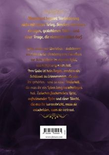 Ein Text in goldener Schrift auf lila Hintergrund beschreibt Veränderung, Erinnerung und die Gabe einer Person. Darunter ein Barcode.