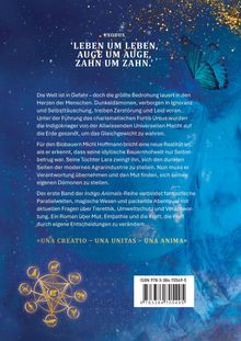 Textauszüge über Bedrohung, Mut und Veränderung. Ein blaues Design mit goldenem Tierknoten und einem Schmetterling.