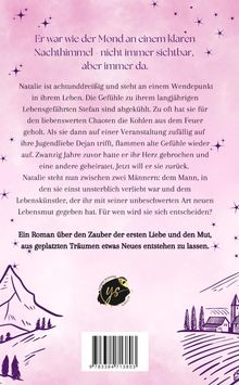 Ein Zitat über den Mond am Nachthimmel leitet einen Roman über Liebe und Neuanfänge ein. Violetter Hintergrund, Sterne.