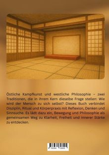Text: "Östliche Kampfkunst und westliche Philosophie – zwei Traditionen, die im Kern dieselbe Frage stellen..."

Illustration: Ein traditioneller Raum mit Tatami-Matten und Holzwänden, im japanischen Stil.