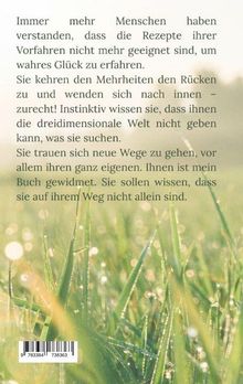 Text über innere Einkehr und neue Wege. Hintergrund: Verschwommene, leuchtend grüne Wiese mit Lichtreflexen.