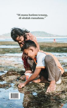 Text: "Di mana hatimu tenang, di situlah rumahmu."
Zwei Kinder am Strand, eines kniet, beide schauen auf den Boden.