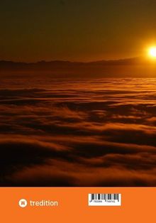 Der Text "tredition" befindet sich auf einem orangefarbenen Streifen. Sonnenuntergang über einem Wolkenmeer.