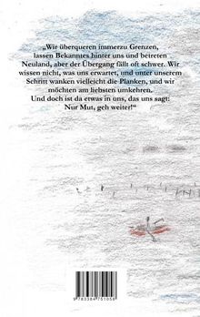 Zitat über das Überqueren von Grenzen und Mut. Im Hintergrund eine abstrakte, aquarellähnliche Landschaft.