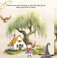 „Freunde sind wie Sterne...“ Ein Kind mit einem Besen vor einem Häuschen, großer Baum, Eule und Zauberhut auf Büchern.