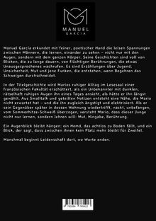 Oben zentriert steht "MANUEL GARCIA" unter einem stilisierten Logo. Darunter beschreiben Texte die leisen Spannungen und Begegnungen zwischen Männern, deren Erlebnisse von Berührungen und Blicken erzählen. Im Fokus ist die Geschichte von Mario, der eine besondere Verbindung zu einem Unbekannten erlebt. Eine wortlose Leidenschaft wird betont, die in schweigenden Momenten aufblüht.