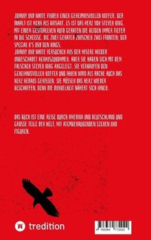 JOHNNY UND WHITE FINDEN EINEN GEHEIMNISVOLLEN KOFFER. DER INHALT IST MEHR ALS BRISANT. Unten ist ein Krähenlogo.