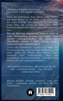 Ein Text über eine queere Liebesgeschichte, die unter der Oberfläche wächst. Darstellung mit blauem Hintergrund und Logo.