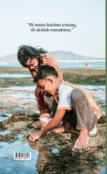 Text: "Di mana hatimu tenang, di situlah rumahmu." Zwei Kinder beobachten Wasser am Strand. Sie wirken neugierig und fröhlich.