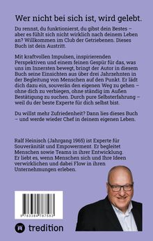 Titel: „Wer nicht bei sich ist, wird gelebt.“ 
Beschreibung des Autors und Inhalts für persönliche Entwicklung. 
Foto des Autors unten rechts.