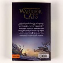 „Warrior Cats“ ist prominent dargestellt. Darunter ein Text über Herausforderungen und Hoffnungen des FlussClans. Naturmotiv.
