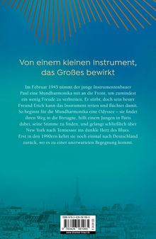 Text: "Von einem kleinen Instrument, das Großes bewirkt." 
Darunter folgt eine Geschichte über eine Mundharmonika. 
Im Hintergrund ist der Eiffelturm zu sehen, umgeben von Gebäuden; oben goldene Strahlen auf blauem Grund.