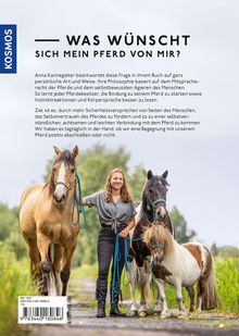 Titel: "Was wünscht sich mein Pferd von mir?". Eine Frau steht mit drei Pferden auf einem Feldweg, lächelnd und entspannt. 