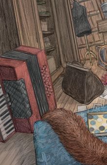 Illustration eines Raumes mit Akkordeon, Schneiderpuppe, Tasche und gemustertem Sofa.