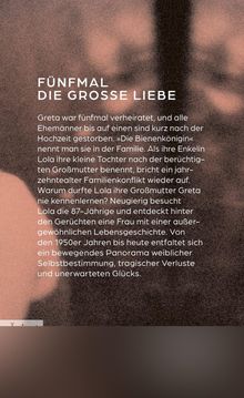 Text "FÜNFMAL DIE GROSSE LIEBE" über einer unscharfen, sepiafarbenen Hintergrundgrafik mit Silhouetten.