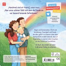 „Manchmal sind wir traurig,“ erklärt Mama. Unten: Illustration einer Familie unter einem Regenbogen mit einem bunten Herz-Logo.