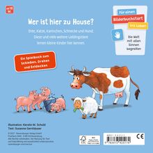 "Wer ist hier zu Hause? Ente, Katze, Kaninchen, Schnecke und Hund: Diese und viele weitere Lieblingstiere lernen kleine Kinder hier kennen. Ein Spielbuch zum Schieben, Drehen und Entdecken." Darunter sind eine Kuh, Schafe und drei Schweinchen illustriert. Oben steht "Für einen Bilderbuchstart ins Leben. Die Welt mit allen Sinnen begreifen."