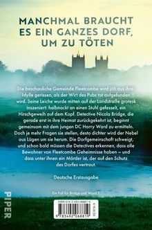 MANCHMAL BRAUCHT ES EIN GANZES DORF, UM ZU TÖTEN. Landschaft mit Bäumen und Gebäuden im Nebel, darunter ein Gewässer.