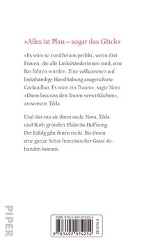 „Alles ist Plan – sogar das Glück“ - Drei linkshändige Frauen gründen eine Cocktailbar, „Elsbeths Hoffnung“. Ein großer Erfolg. Rechts unten befindet sich ein Barcode und groß steht "PIPER" vertikal.