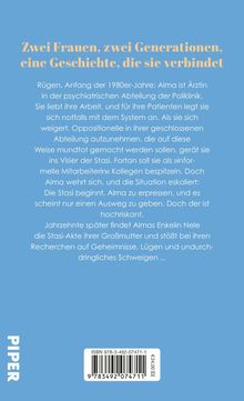 Zwei Frauen, zwei Generationen, eine Geschichte, die sie verbindet. Rügen in den 1980ern: Alma lehnt Stasi-Aufträge ab. Jahrzehnte später forscht ihre Enkelin Nele nach Geheimnissen. Links unten: PIPER-Logo. 