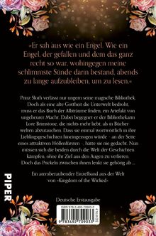 Zitat: „Er sah aus wie ein Engel... zu lange aufzubleiben, um zu lesen.“ Blumenmuster oben und unten, schwarzer Hintergrund.