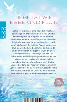 "LIEBE IST WIE EBBE UND FLUT." Ein Text beschreibt das Leben von Sophia, das von familiärem Chaos bestimmt ist. Wasser im Hintergrund.
