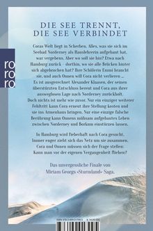 „DIE SEE TRENNT, DIE SEE VERBINDET.“ Text beschreibt Coras schwierige Lage und Suche nach ihrer Identität. Links „rororo“ Logo. Unten Sanddünen.