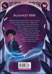 Text: "Budapest 1898. Belle hätte sich nie träumen lassen, dass sie ... und Malo in große Gefahr ..."  
Illustration: Junge Person in dunkelblauer Kleidung, umgeben von Federn und dekorativen Mustern.
