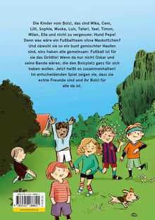 Eine Gruppe fröhlicher Kinder und ein Hund spielen auf einer grünen Wiese vor Bäumen.