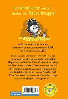 Text: „Das Abenteuer wartet ... hinter der Katzenklappe!“ Muffin ist ein Kater. Illustration: Katze im Piratenkostüm auf Gold.