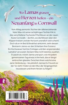"Wo Lamas grasen und Herzen heilen – ein Neuanfang in Cornwall." Zwei Möwen fliegen am Himmel über einer Küstenlandschaft mit blühenden Büschen.