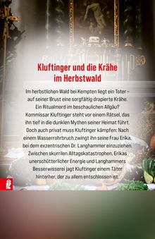 Kluftinger und die Krähe im Herbstwald. Ein dekorativer Altar mit religiösen Symbolen und Gemälde im Hintergrund.