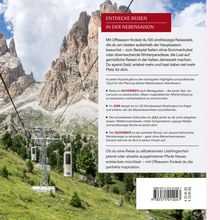 Reiseangebote in der Nebensaison. Seilbahn im Gebirge mit grünen Hügeln und markanten Felsen im Hintergrund.
