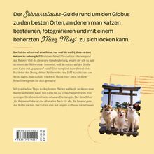Der Schnurrlaubs-Guide zu den besten Orten, um Katzen zu erleben. Foto: Drei Katzen draußen vor einer Torii.