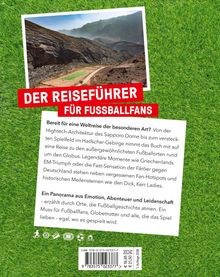 Text: "Der Reiseführer für Fußballfans", "Bereit für eine Weltreise der besonderen Art?" Hintergrund: grüner Rasen, Foto von Bergen.