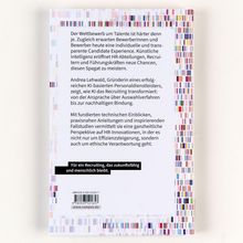 Text über KI im Recruiting, Gestaltung durch bunte Linien. Zitat: "Für ein Recruiting, das zukunftsfähig und menschlich bleibt."