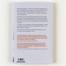 Text beschreibt, wie KI die Arbeitswelt verändert. Fokus auf Führung, Skills, Mindsets für eine empathische, innovative Zukunft.