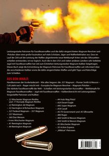 Vordergrund: Hand, die einen Revolver abfeuert, Flammen sichtbar. Hintergrund: Text über leistungsstarke Magnum-Patronen.