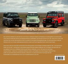 Drei Land Rover Defender stehen auf einem Sandplatz mit einem Land Rover-Logo im Hintergrund. Text beschreibt die Geschichte.