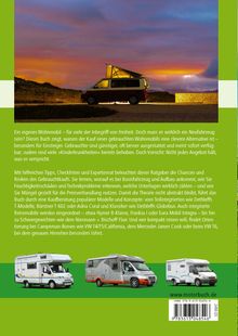 Ein Campervan steht bei Sonnenuntergang, umgeben von grüner Wiese und Himmel in warmen Farben. Darunter vier Wohnmobile.