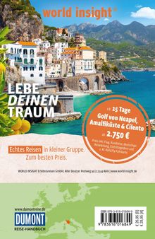 „Lebe deinen Traum“ steht vor einer bunten Küstenlandschaft mit Häusern auf Klippen über türkisfarbenem Wasser.