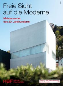 Freie Sicht auf die Moderne. Meisterwerke des 20. Jahrhunderts. Modernes Gebäude vor blauem Himmel und Hügel.