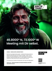 Texte: "46.8000° N, 73.1000° W Meeting mit Dir selbst."  
Ein lächelnder Mann in Outdoor-Kleidung im Grünen. Logo: ARKTIS TOURS.