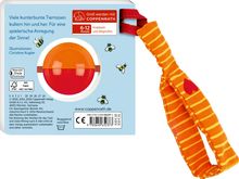 Text: Viele kunterbunte Tiernasen kullern hin und her. Illustration mit rotem Ball, Bienen und einem Stoffband in Orange-Rot.