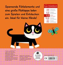 Spannende Fühlelemente und große Filzklappe zum Spielen. Ideal für kleine Hände! Schwarze Katze, bunte Schmetterling-Illustration.