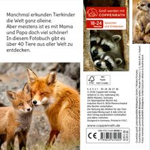 Manchmal erkunden Tierkinder die Welt ganz alleine. Foto von zwei Füchsen, mit einem Jungtier das sich an einen Erwachsenen schmiegt.