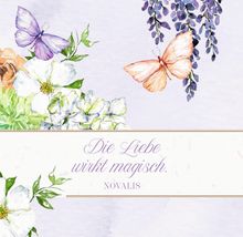 "Die Liebe wirkt magisch. NOVALIS" steht auf einem von Schmetterlingen und Blumen umgebenen Hintergrund.