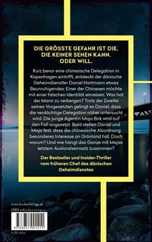 Text über Geheimdienstler Daniel in Kopenhagen. Hintergrund: beleuchtete Brücke über Wasser bei Nacht.