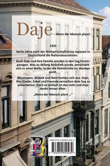 „Daje – Wenn der Mensch plant! 1935“ Text über Demokratie in Gefahr. Hintergrund: Altbau-Fassade, bewölkter Himmel.