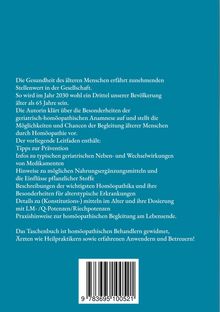 Ein blauer Hintergrund mit weißem Text über die Bedeutung der homöopathischen Begleitung älterer Menschen. Ein Barcode unten.